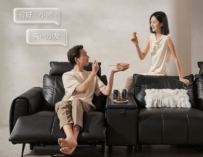 居语音智能沙发引领未来家居潮流AG真人平台科技感十足！顾家家(图2)