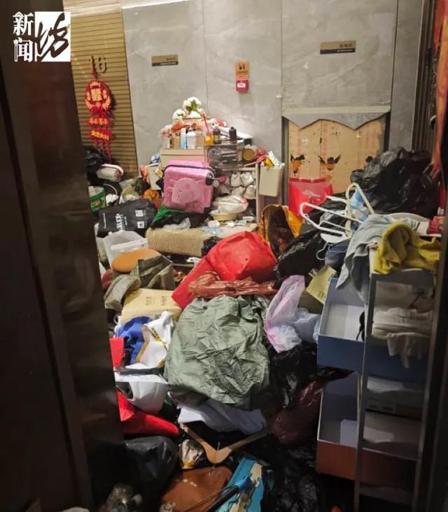 每天痴迷捡垃圾！楼道堆满垃圾邻居被逼得卖