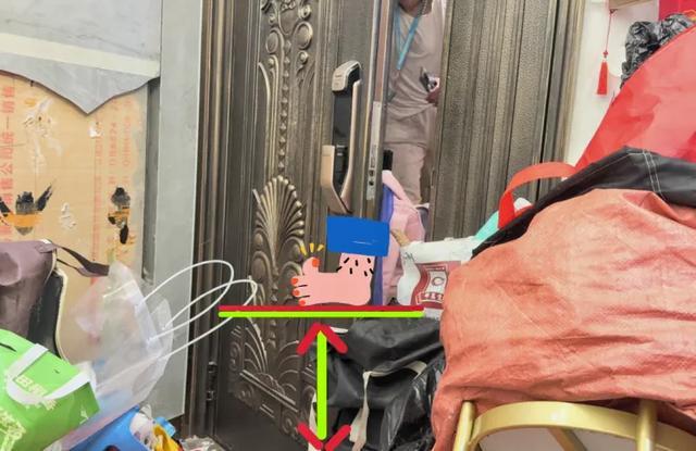 每天痴迷捡垃圾！楼道堆满垃圾邻居被逼得卖房AG真人国际厅上海阿姨住3600万豪宅却(图6)