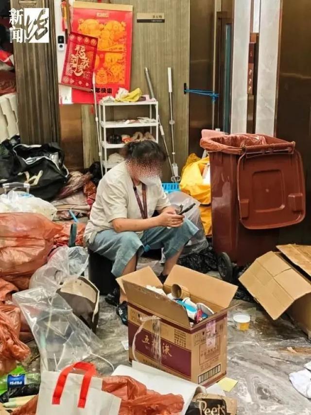 每天痴迷捡垃圾！楼道堆满垃圾邻居被逼得卖房AG真人国际厅上海阿姨住3600万豪宅却(图7)